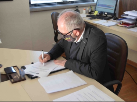 Prefeito Rudinei Härter assina ordem de início para retomada da construção de quadra poliesportiva no bairro Lomba