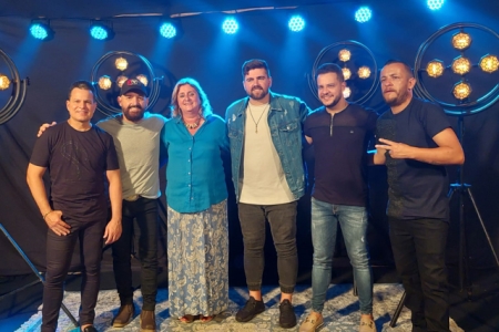 Guerda Kuhn esteve presente na gravação do clip da música com João Neto e Frederico e Davi e Daniel, a qual é uma das compositoras