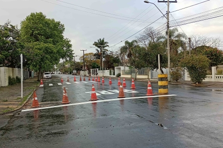 Asfalto da Avenida Isolina passos recebe pintura e sinalização