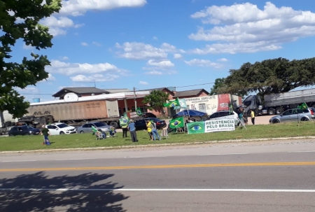 Grupo realiza manifestação próximo ao trevo de são Lourenço do Sul neste dia 15 de Novembro