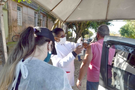 Nesta sexta-feira, dia 20, acontece a vacinação com a 2ª dose para quem fez 1ª dose em 28 e 29 de maio