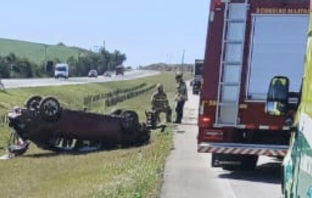 Veículo saiu de pista e capotou na BR 116 próximo ao trevo de São Lourenço do Sul