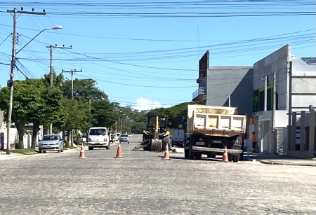 Corsan realiza conserto de encanamento na avenida Santos Abreu