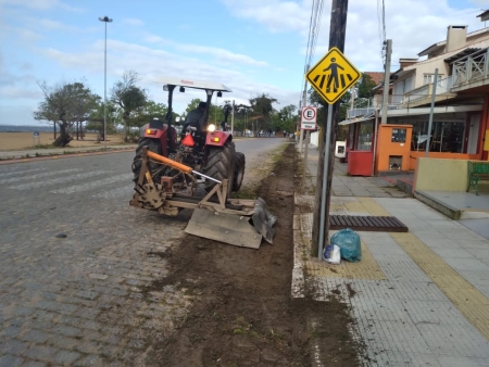 SMOU realiza limpeza na orla das praias