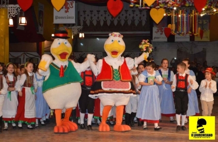 Você ainda pode adquirir ingressos antecipados para os bailes da 33ª Südoktoberfest