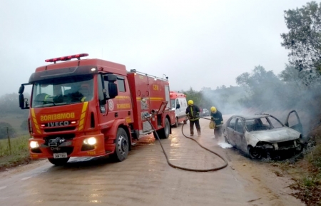 Corpo de Bombeiros atendeu ocorrência de incêndio em veículo na Boa Vista