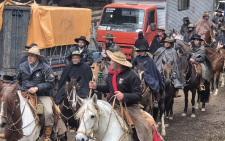 Cavaleiros do Sepé participam do acendimento da Chama Crioula em Caxias do Sul