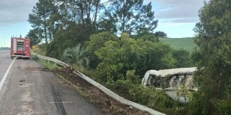 Caminhão com carga perigosa tombou na BR 116 na manhã deste sábado