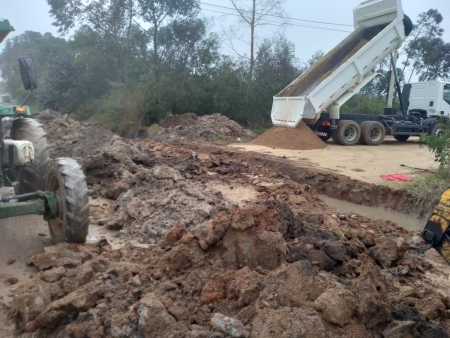 SMOU realiza drenagem e colocação de cascalho na rua Plínio Brauner, no Bairro Sete de Setembro