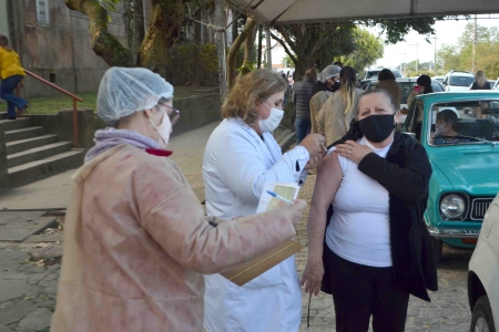 376 pessoas foram vacinadas com a segunda dose nesta segunda-feira (5)