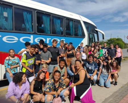 Alunos do 6° e 7° ano da escola E.E.E.M.Cruzeiro do Sul visitam Município de Pelotas em uma viagem de conhecimento cultural