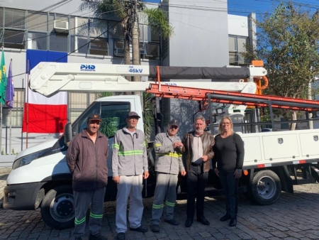 Smou recebe novo Caminhão Munck para realização de serviços elétricos no Municipio
