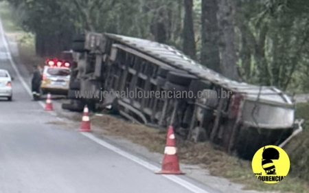 Carreta tombou na ERS 265 próximo ao Boqueirão