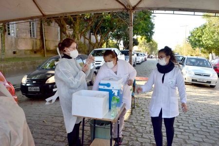 696 pessoas com 43, 44 e 45 anos foram vacinadas nesta terça-feira (6)