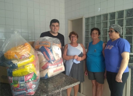 Estudantes do Campus da FURG SLS realizaram entrega de alimentos ao Lar do Velhinhos