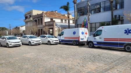 Prefeitura adquiriu duas ambulâncias e três veículos novos