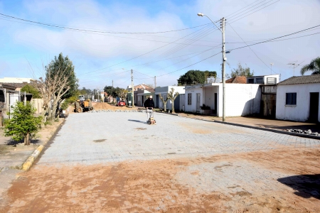 Mais uma rua recebe pavimentação no bairro Navegantes