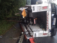 Caminhonete da CEEE Equatorial capotou na ERS 265 na tarde desta segunda-feira