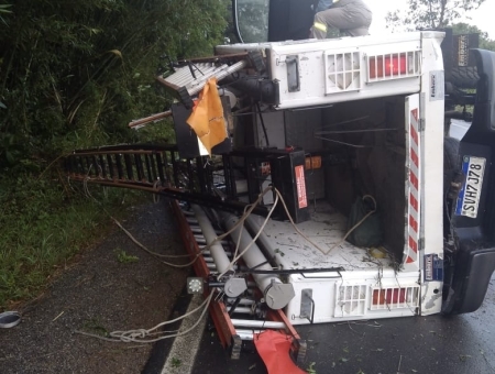 Caminhonete da CEEE Equatorial capotou na ERS 265 na tarde desta segunda-feira