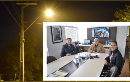 Prefeito em exercício, Cléo Uarthe, assina ordem para colocação de lâmpadas LED na orla de São Lourenço do Sul