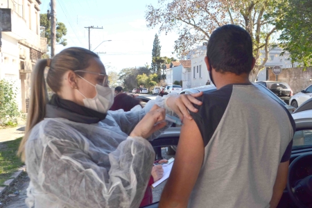 Nesta quinta-feira (25) tem vacinação para quem fez a 1º dose no dia 30/09