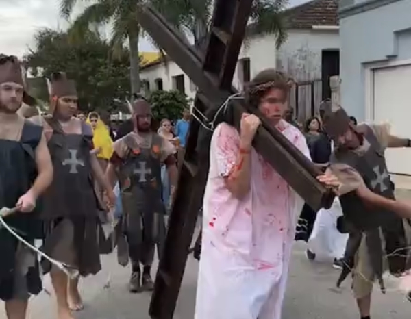 Paróquia de São Lourenço realizou encenação da Via Sacra nesta sexta-feira Santa