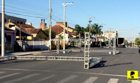 Estruturas para o Carnaval de rua começam a ser instaladas no centro da cidade