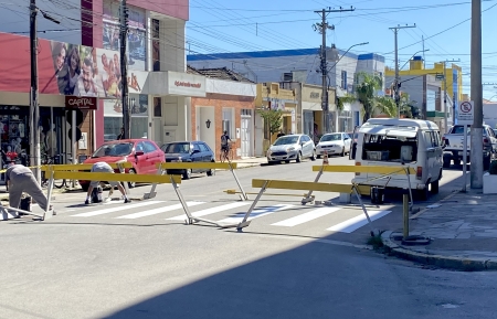Faixas de pedestres estão recebem manutenção na Avenida Marechal Floriano