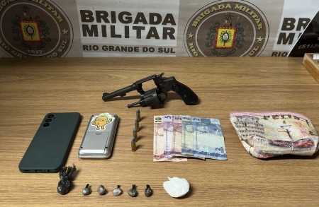 Homem é preso com drogas e arma de fogo no bairro Avenida, em São Lourenço do Sul