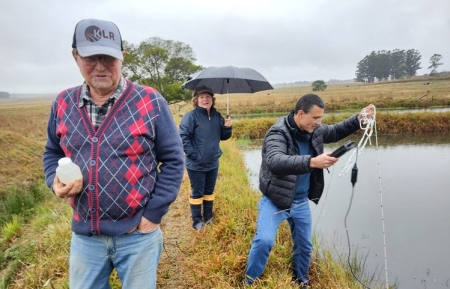 Estudantes da FURG aprendem sobre piscicultura em propriedade no interior de São Lourenço do Sul