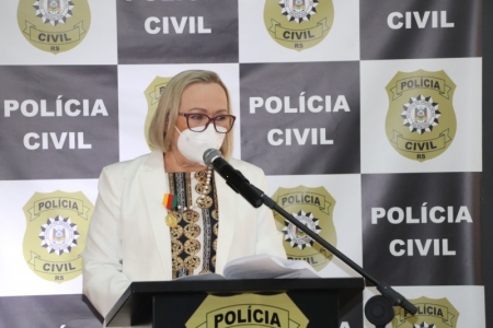 Arita Bergmann recebe medalha Tiradentes e lembra esforço contra pandemia