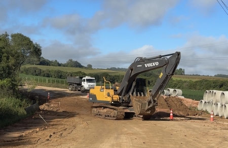 Obras de asfaltamento da estrada da Reserva foram retomadas