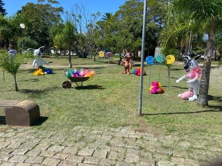 A Praça Central Dedê Serpa está sendo enfeitada para a Páscoa