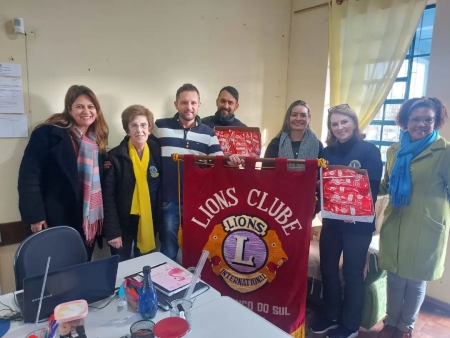 LIONS CLUBE entregou 194 kits de higiene bucal à Direção da Escola Luiz Antônio Abreu de Moraes