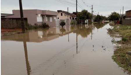 Rua Santa Cruz, no Bairro Sete de Setembro, registrou alagamentos na manhã desta terça-feira