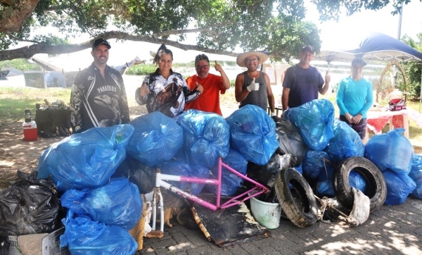 Mutirão da FURG-SLS recolhe 540kg de resíduos ao redor do trapiche, em São Lourenço do Sul