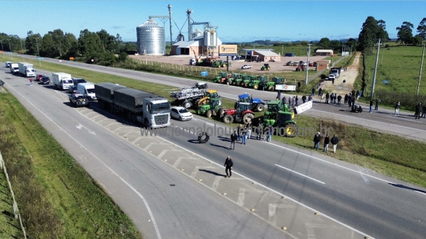 Manifestação de agricultores na BR 116 em São Lourenço do Sul na manhã desta sexta-feira