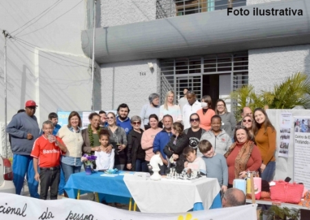 Projeto TEAcolhe realiza exposição do Espectro Autista na praça central dia 5 de Abril