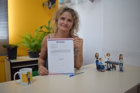 Vereadora Fabiane (PSB) protocola pedido para a Criação do Programa de Fornecimento de Absorventes nas Escolas Municipais
