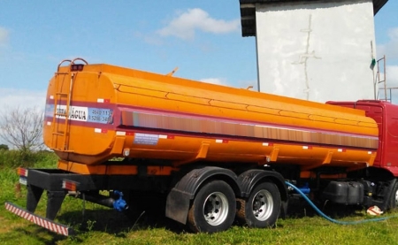 Estiagem: Defesa Civil continua distribuindo água na zona rural