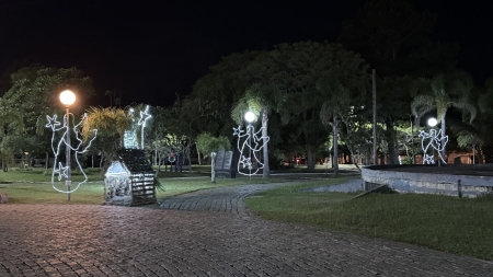 Decoração de Natal foi montada na Praça Central