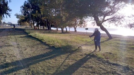Secretaria de Obras trabalha na manutenção e roçada nas praias