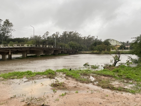 Com as chuvas da madrugada, Arroio São Lourenço está no seu limite