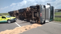 Carreta tombou na alça de acesso à BR-116 próximo a Oderich em Pelotas