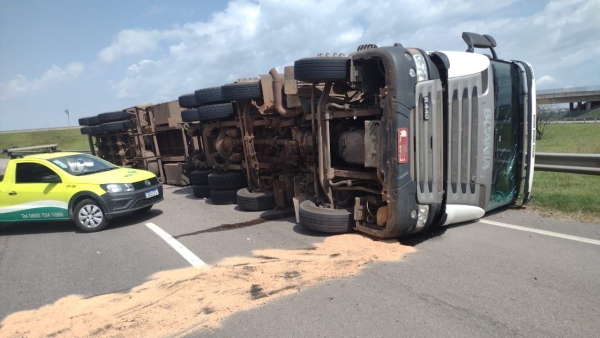 Carreta tombou na alça de acesso à BR-116 próximo a Oderich em Pelotas